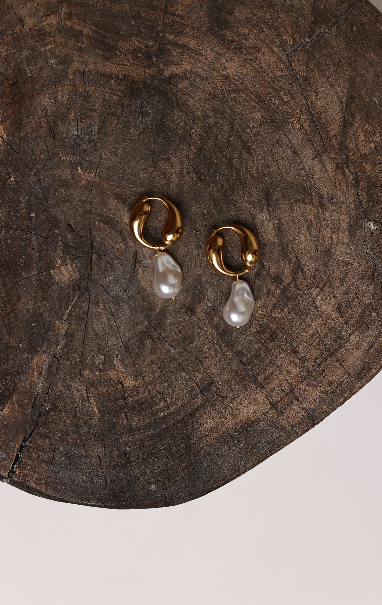 TWIST VEGAN PEARL EARRINGS