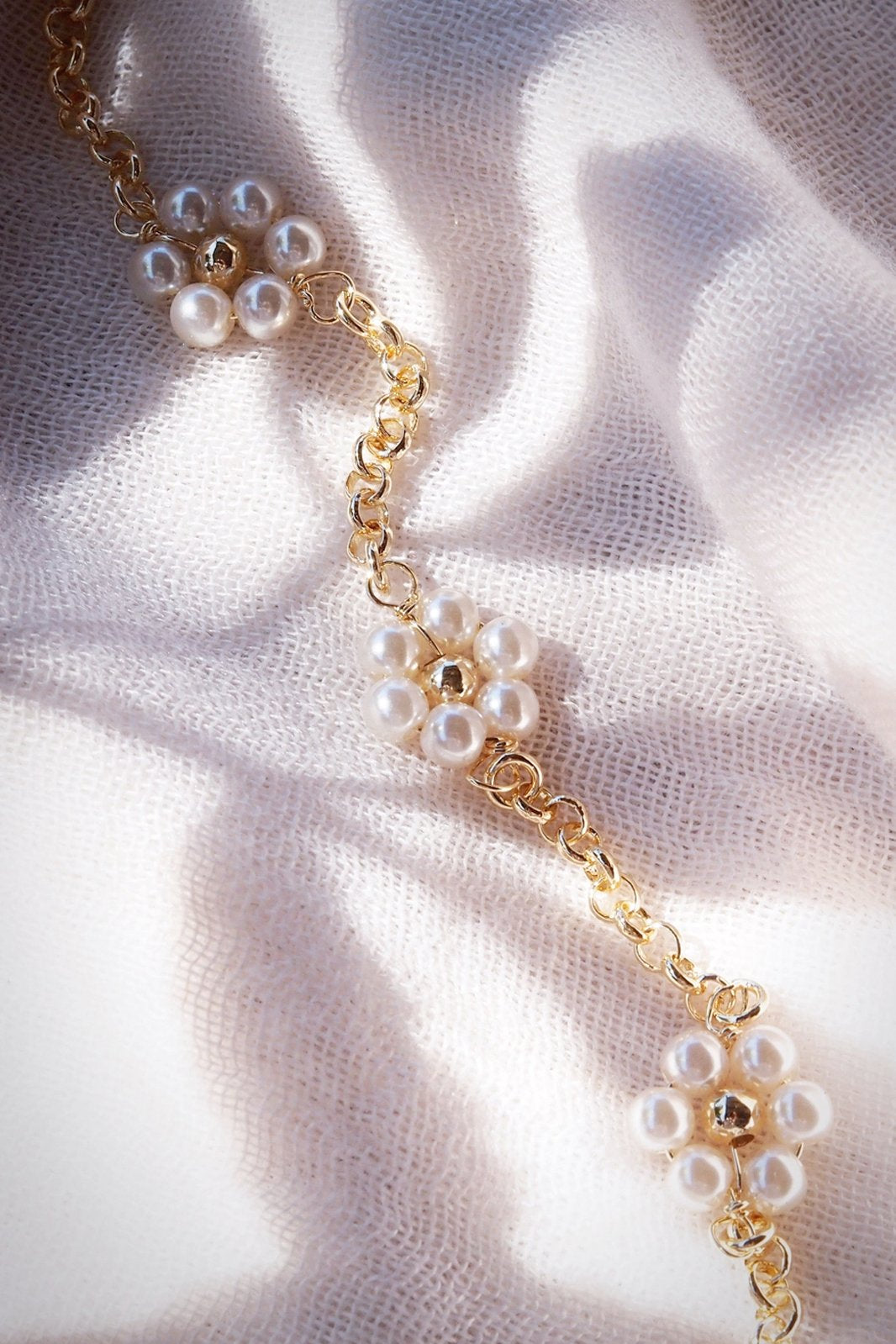PEARL AND GOLD DAISY CHAIN BRACELET - PUA - -