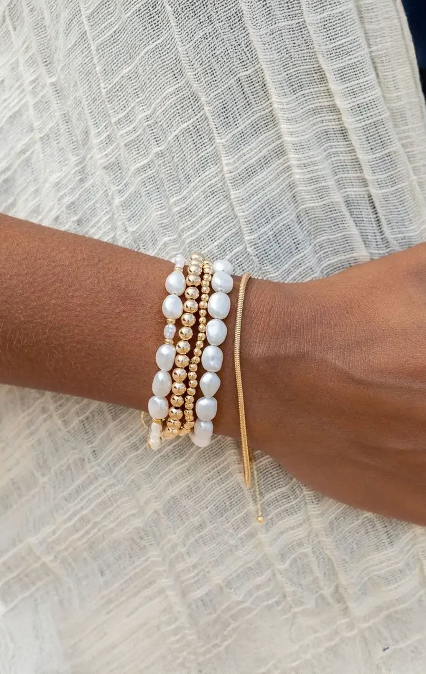 GOLD AND WHITE PEARL BEAD BRACELET