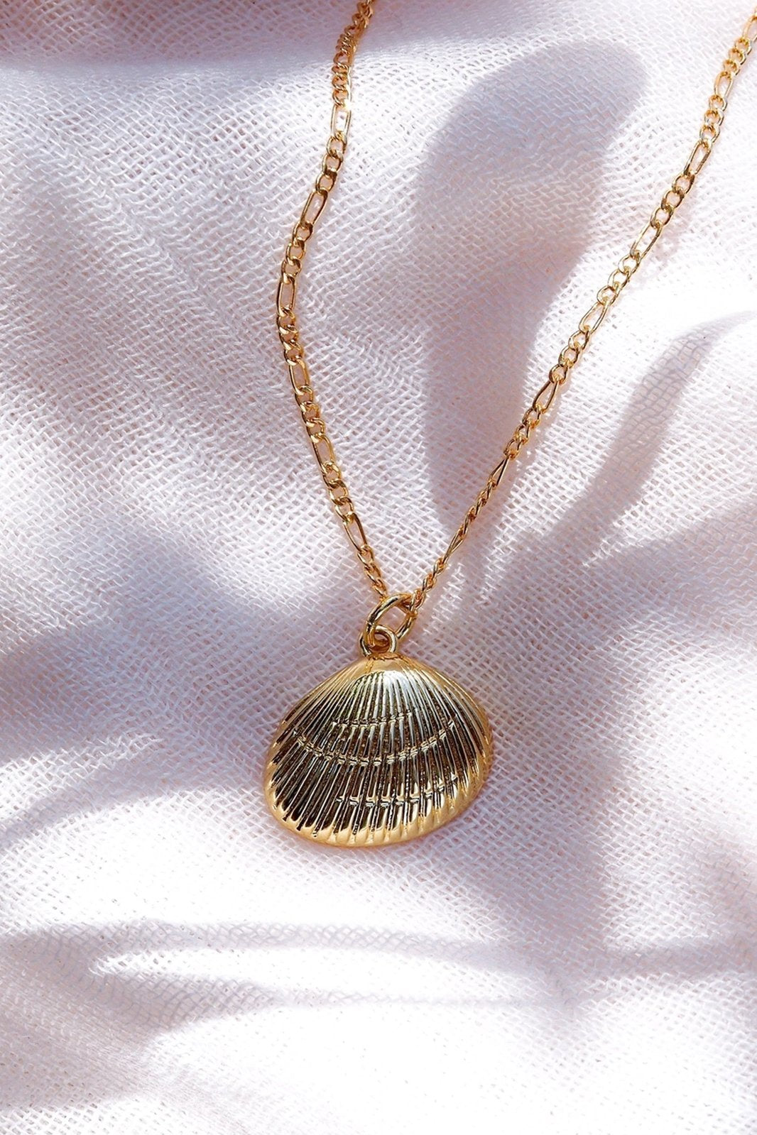 GOLD SEA SHELL NECKLACE - KEONE - 16" - OS -
