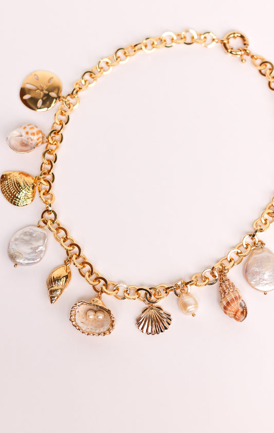 SEASHELLS AND CHARMS SUMMER STATEMENT NECKLACE