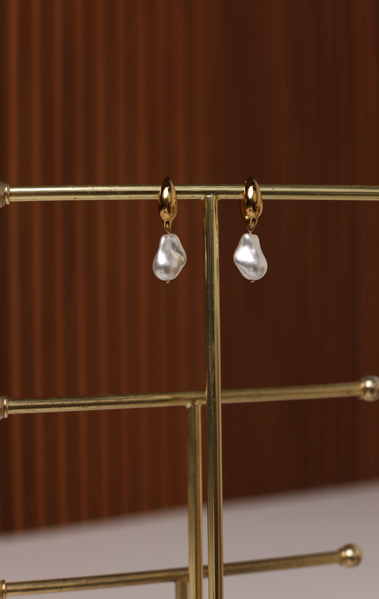 TWIST VEGAN PEARL EARRINGS