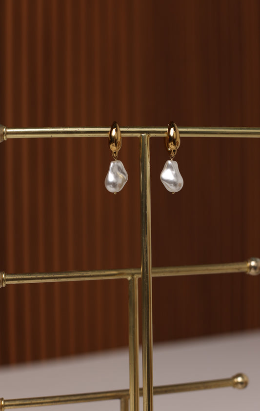 TWIST VEGAN PEARL EARRINGS - GOLD - SS24210G