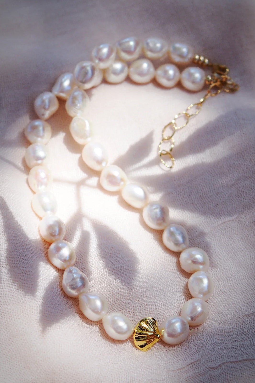 CHUNKY WHITE PEARL NECKLACE WITH GOLD SEASHELL - NANEA - Gold