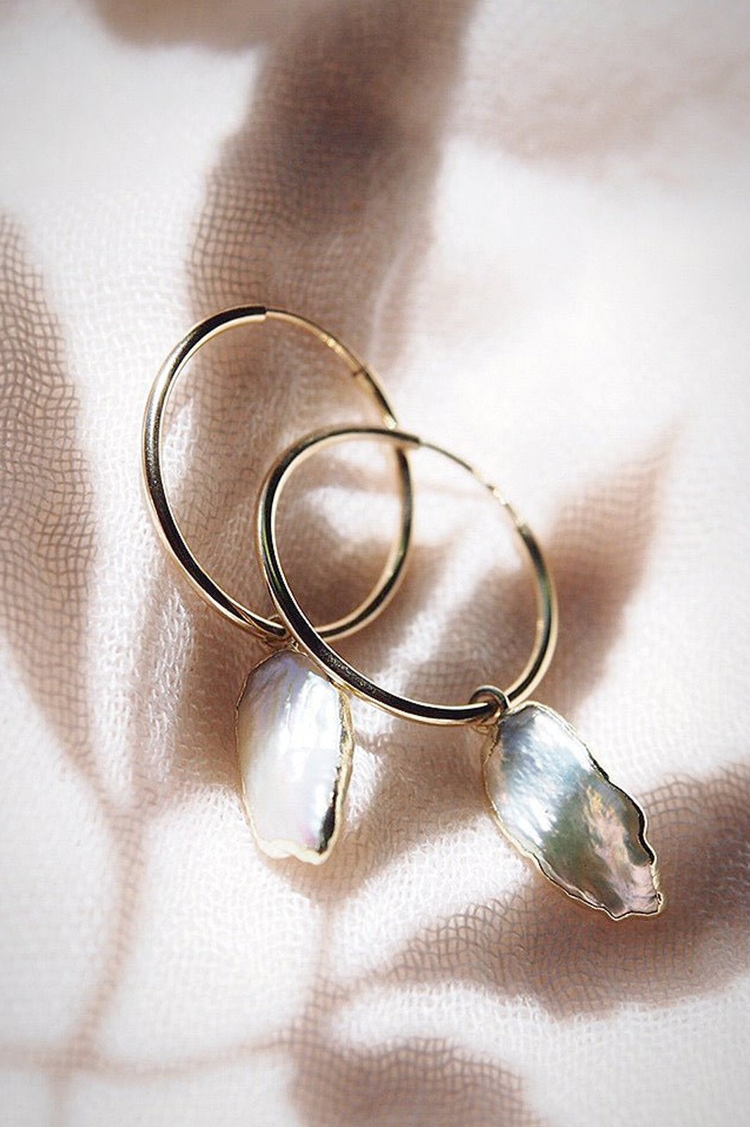 MINI BIWA PEARL HOOP EARRINGS - KAIMANA - -