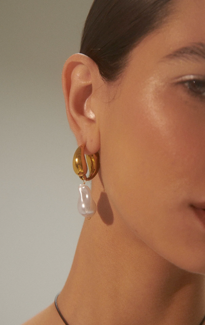 TWIST VEGAN PEARL EARRINGS